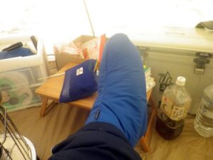 冬キャンプ対策　寝るときは足元を暖かく