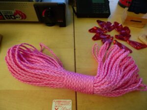 テントのガイロープをもっと目立つように交換した