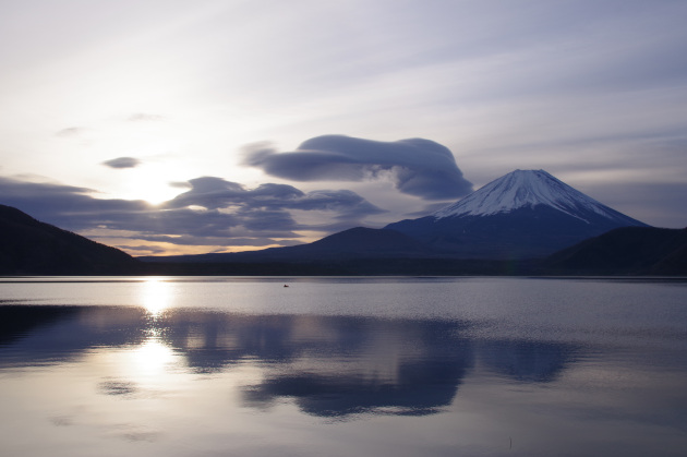 朝の本栖湖と富士山