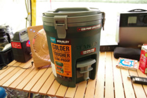 スタンレーのウォータージャグで暑い夏キャンプに冷水を飲む