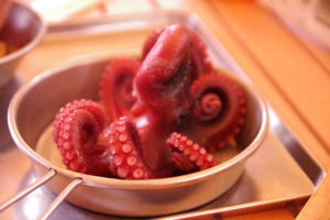 夏休みは父子キャン2 タコを釣って捌いて茹でて食べる