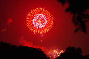 夏の粕川オートキャンプ場 花火大会をキャンプ場から見る