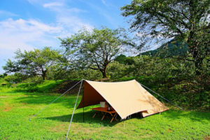 冷たい風の吹く夏の終わりのキャンプ場から