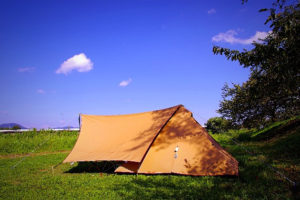 テントサイトに赤とんぼが飛び交う季節になった粕川より