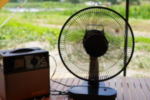 キャンプで使うポータブル電源とテクノスの省電力30cm羽根扇風機