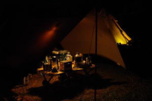 突然ソロキャンプの夜に暴風雨に襲われたらどうする?