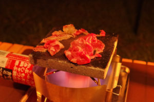 ソト(SOTO)ST-310専用溶岩石プレートで肉を焼くとウマかった