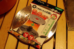 キャンプのコッヘルを蒸し器として使える折りたたみ式蒸し目皿