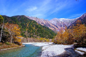 平湯キャンプ場から行く秋の上高地ハイキング