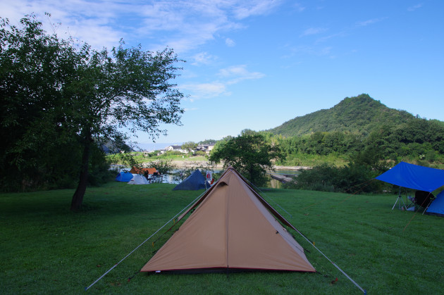 木曽川の前にテント