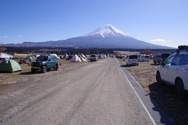 ふもとっぱらの幹線道路と富士山