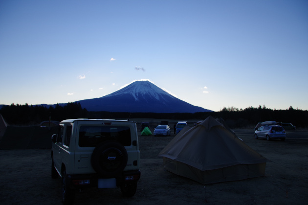 夜明けまじかのふもとっぱらで富士山を見た