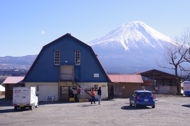 青い小屋と富士山