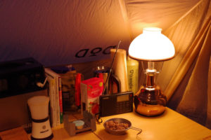 ランタンとラジオを楽しむソロキャンプの夜