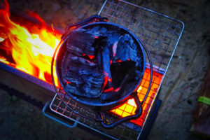 ひるがの高原キャンプ場の夜はダッチオーブンによる焼き芋に夢中