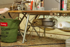 秘密基地のローテーブル下にフィールドラックで便利な棚を作る