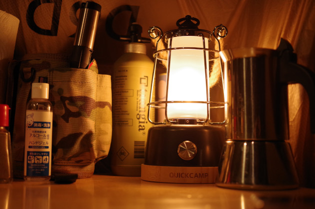 QUICKCAMPの暖色LEDランタン｢メノーラ｣で癒されるキャンプの夜