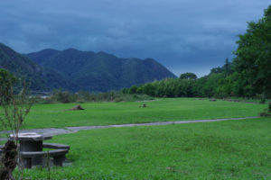 連日の雨のあとの川原のキャンプ場でキャンプをしても大丈夫か?