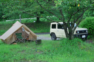人の気配がない朝の粕川オートキャンプ場でひとり焚き火を楽しむ