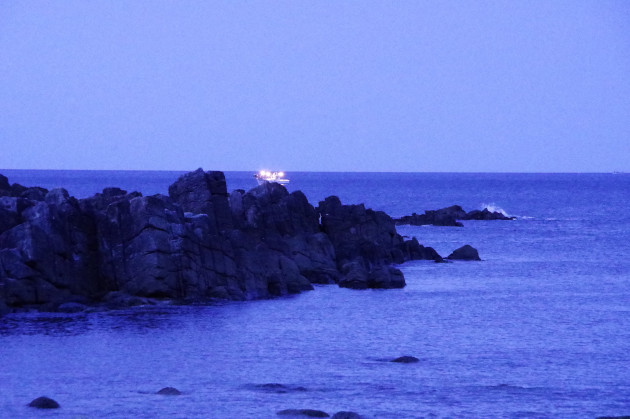 夏 海 釣り ソロキャンプ 真夜中の海に浮かぶ漁火 おっさんソロキャンプ道