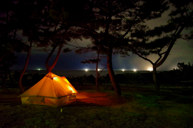 夏×海×釣り×ソロキャンプ 真夜中の海に浮かぶ漁火