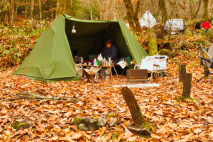 落ち葉と焚き火と冷雨のデュオキャンプ 第三話