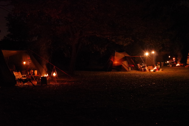 野営地に３つのテント
