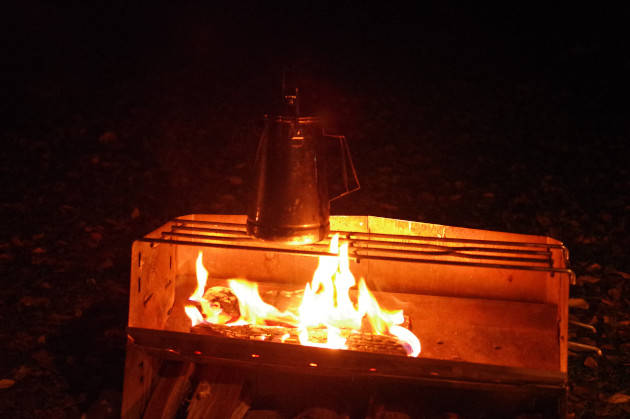 キャンプケトルで湯を沸かす