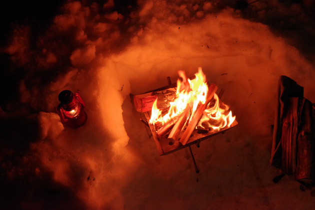 雪の上の焚き火