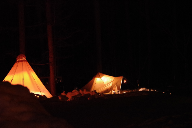 雪の中のテントの灯り