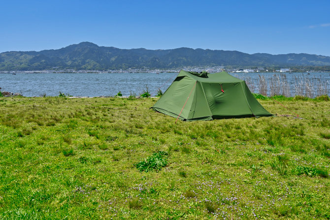 琵琶湖とテント