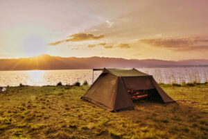 一年で一番気持ちよい春の湖畔でソロキャンプ 前編
