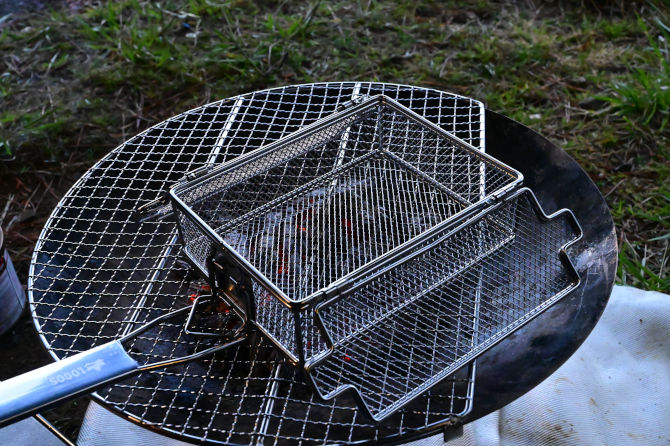 ロゴスの 炭火もも焼き器 で鶏肉を焼けば美味しさ３倍増し おっさんソロキャンプ道