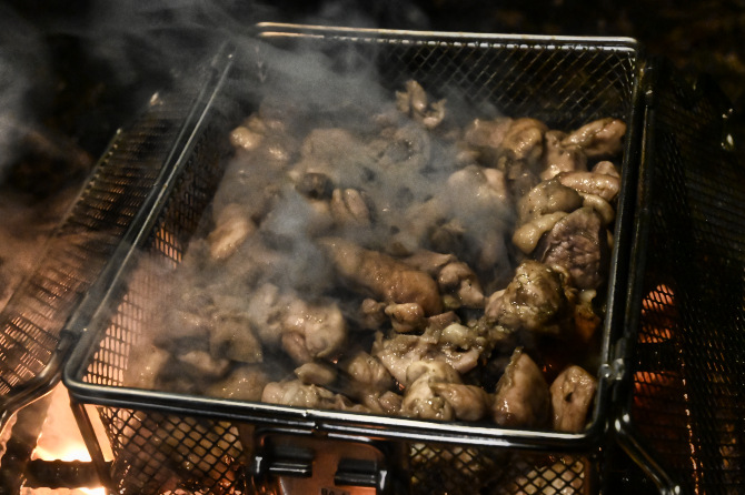ロゴスの「炭火もも焼き器」で鶏肉を焼けば美味しさ３倍増し！ | おっさんソロキャンプ道
