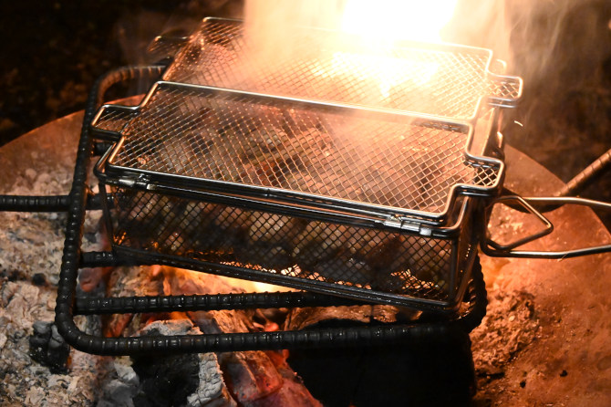 ロゴスの「炭火もも焼き器」で鶏肉を焼けば美味しさ３倍増し！ | おっさんソロキャンプ道