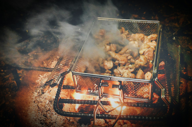 ロゴスの「炭火もも焼き器」で鶏肉を焼けば美味しさ３倍増し！