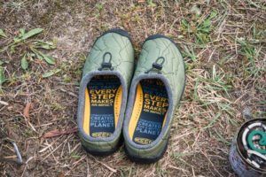 キャンプでKEENのハウザースリースライドの軽い履き心地がいい！