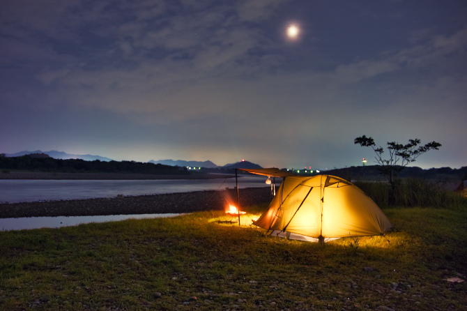 薄月の夜と雨降りの朝のソロキャンプ