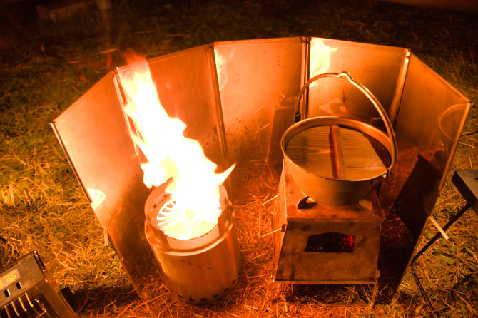 Solo Stoveでペレットを燃焼させた時に出る炭化ペレットの使い方