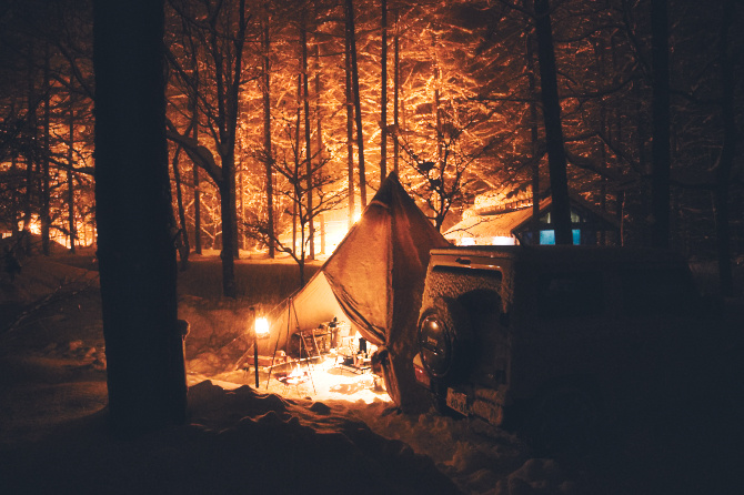 再び雪中キャンプへ 雪の降り積もる一色の森のソロキャンプの夜