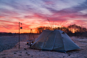 野営ソロキャンプでロゴス the ピラミッドTAKIBIの火入れ式