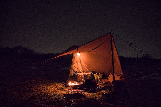 2月の冷たい雨の夜をアディロンダック張りで凌いだソロキャンプ