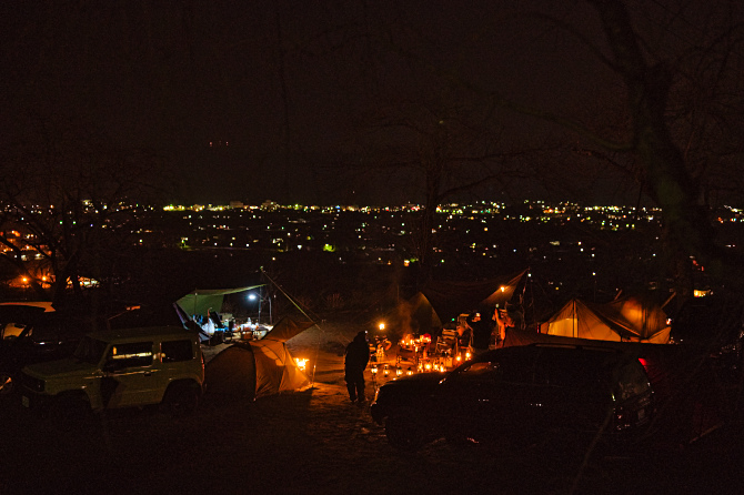 夜景の見えるキャンプ場でビア缶チキン作りをしたソロキャンプ
