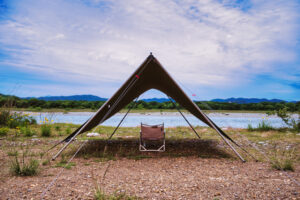 野営地でTCヘキサタープ前後をフタマタポール化したソロキャンプ