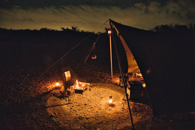 夜のテントと焚き火