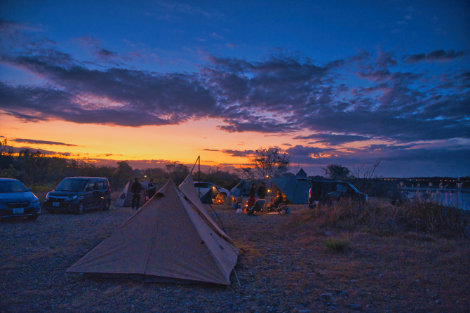 冬キャンプのはじまりに野営地に集まるキャンパー