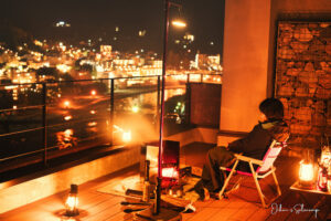 下呂温泉キャンプ場の展望デッキで絶景デュオキャンプ