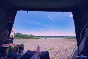 月と焚き火に癒された野営地ソロキャンプ