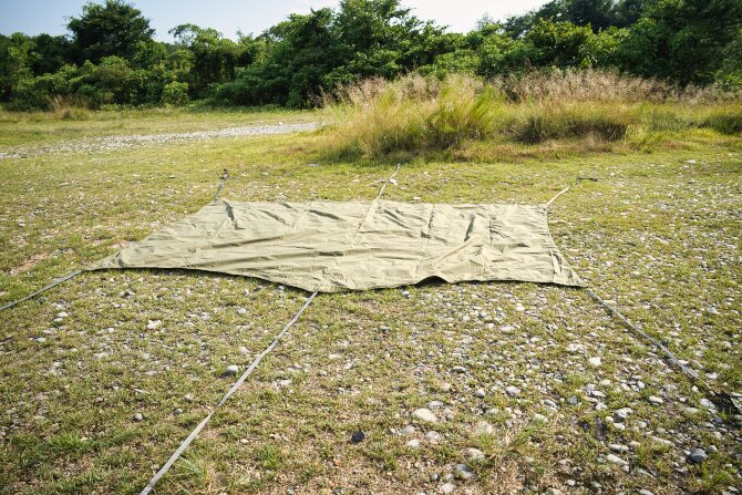 タープを地面に広げる