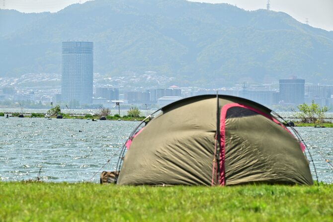 湖と街